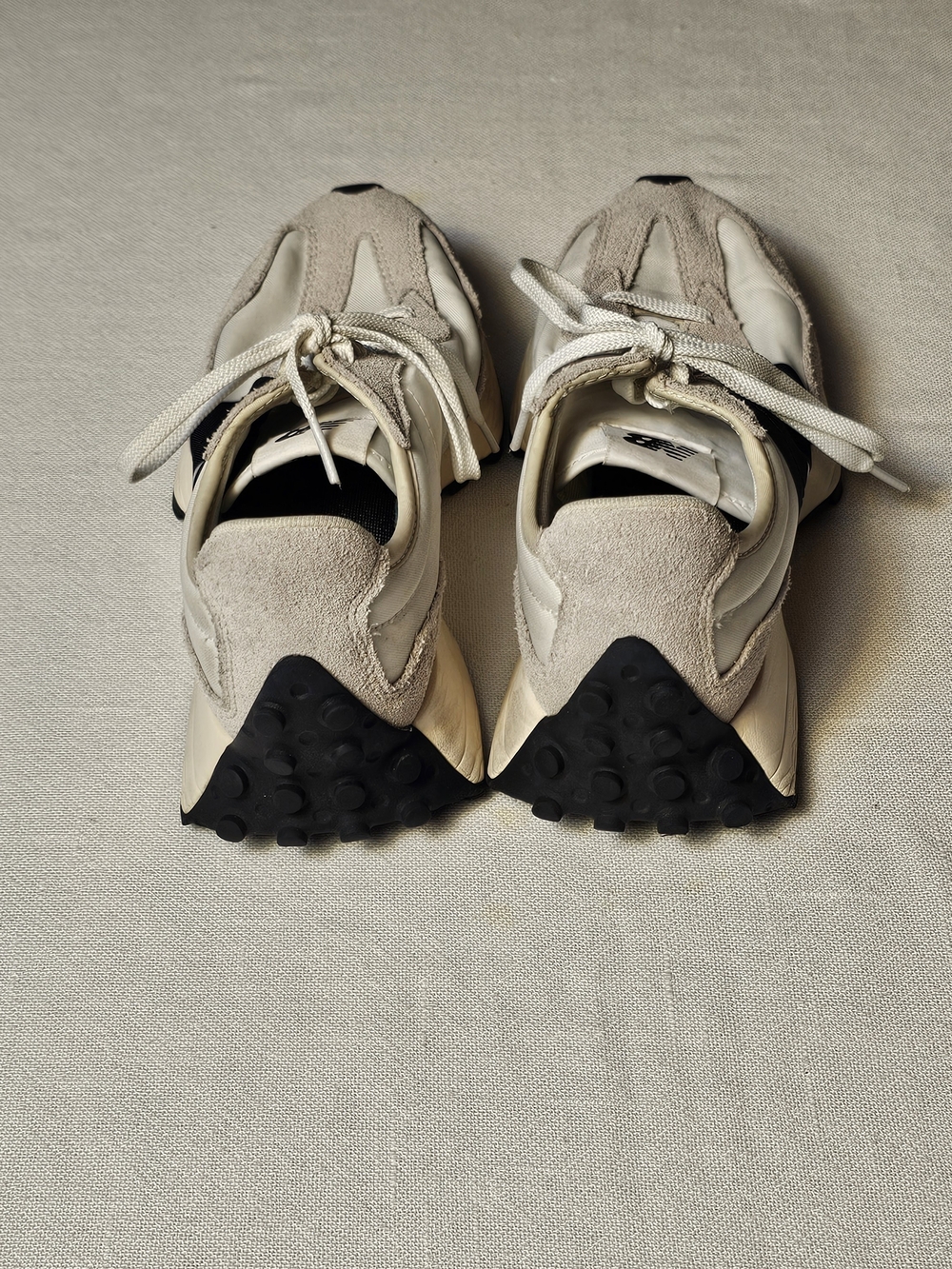 New Balance 327 Sneakers Womens Size 7 Black And White - Picture 3 of 5